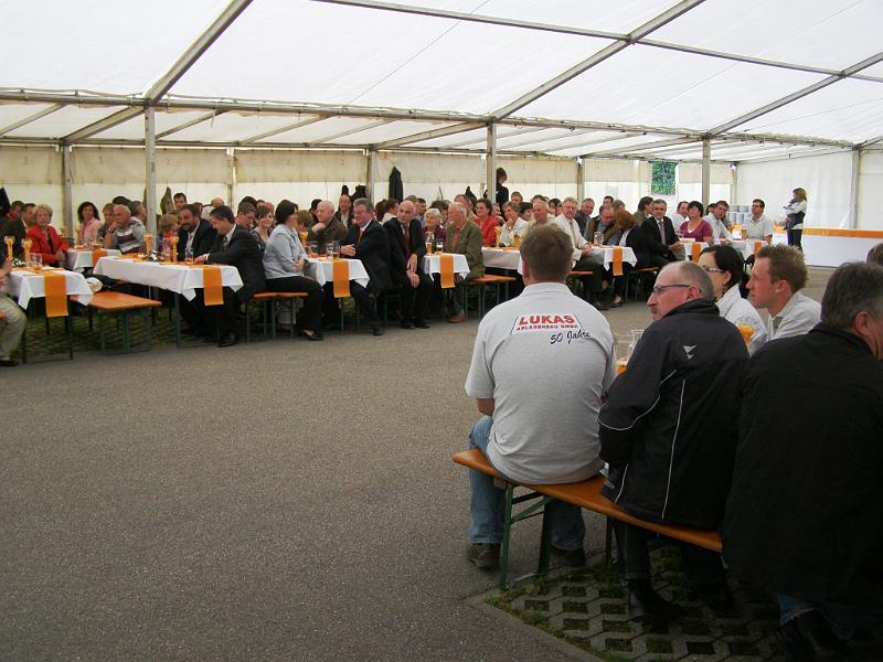 Zelt_hoert_zu.JPG - Die Grußredner hatten aufmerksame Zuhörer.
