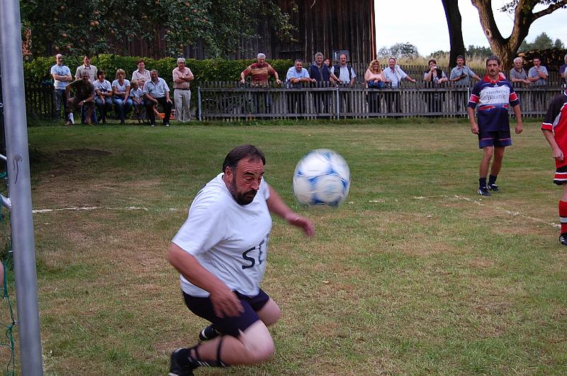 Promi_03.jpg - Respekt des Balls vor den wuchtigen Einsätzen des Bürgermeisters.