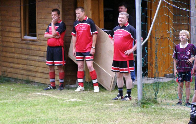 Promi_11.JPG - Betretene Gesichter auf der Auswechselbank der Ratsmanschaft (von links Wolfgang Golla, Dieter Bauer und Janusz Szubartowicz (dahiner der Stadionsprecher Joe "Pichte" Arnold).