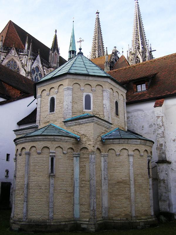 Regens_09.JPG - Die Allerheilgenkapelle am Kreuzgang vermittelt schon italienisches Flair.