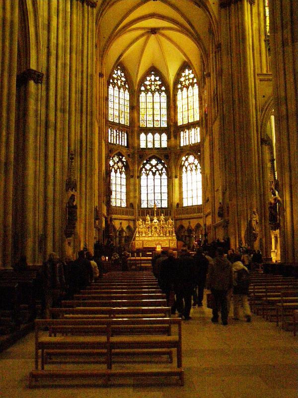 Regens_10.JPG - Mystische Stimmung im Regensburger Dom: die bunten Glasfenster filtern das durchscheinende Sonnenlicht.