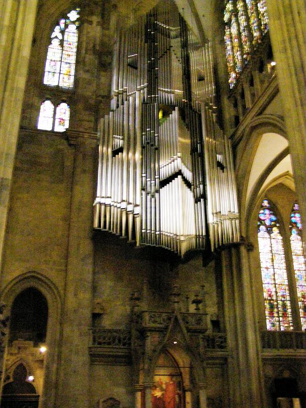 Regens_11.JPG - Ein Meisterwerk der Orgelbaukunst: die neue frei hängende Anlage im Dom.