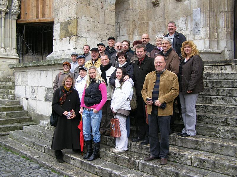 Regens_13.JPG - Ein Teil der Reisegruppe am Westportal des Regensburger Doms.