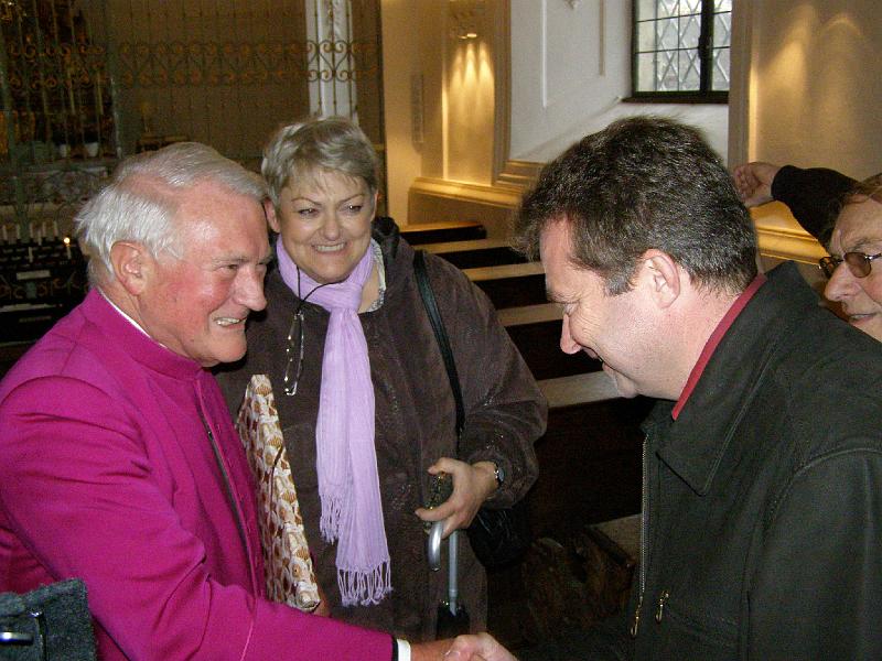 Regens_16.JPG - Bürgermeister Miroslav Rauch aus Hostau bedankt sich bei dem aus Weiden stammmenden Prälat Hbert Schöner (in der Mitte Janka Gollwitzer).