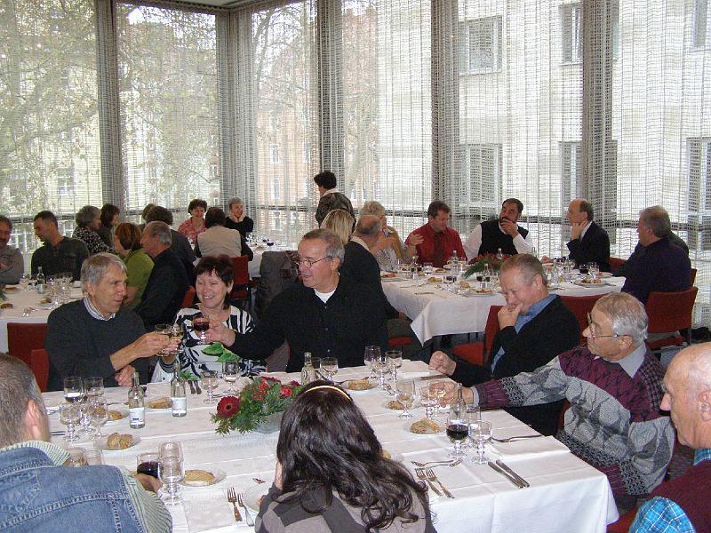 Regens_17.JPG - Im Gästekasino der E.ON-Zentrale in Regensburg wurden die Reiseteilnehmer zu Mittag bestens bewirtet.