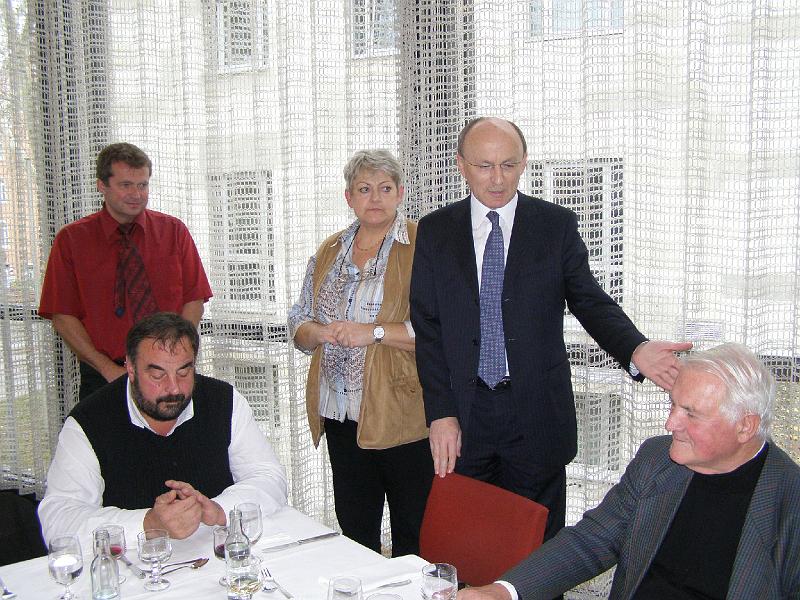 Regens_18.JPG - Geschäftsführer Max Binder von E.ON Bayern (Vertrieb) freut sich über den Besuch seiner Freunde.