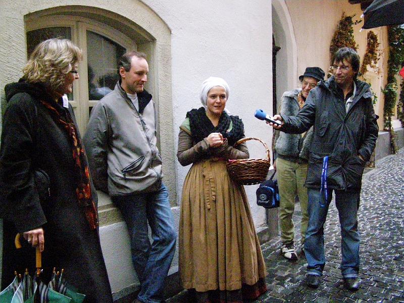 Regens_26.JPG - Stadtführungen werden lebendig durch Spielszenen: Barbara Blomberg, die Geliebte von Kaiser Karl V., erzählt ihre Version der amourösen Abenteuer.