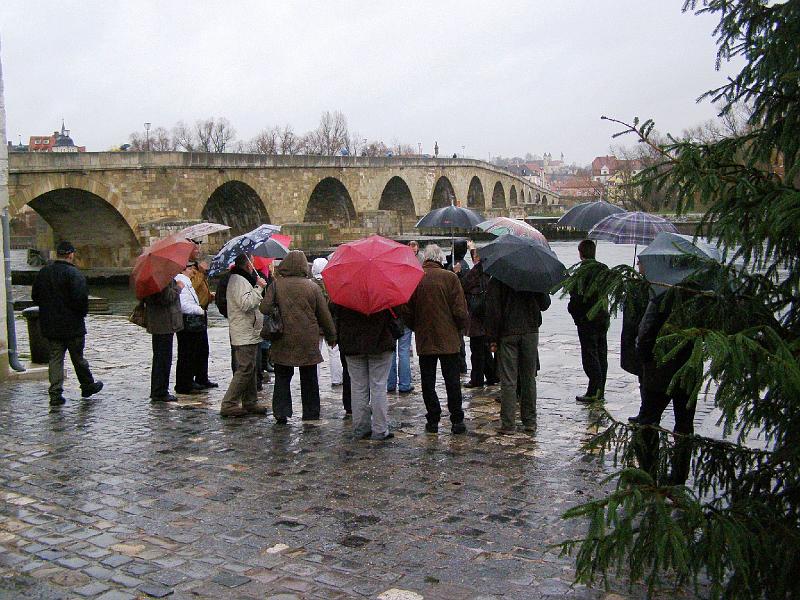 Regens_28.JPG - An der alten Wurschtkuchl hat man einen schönen Blick zur Steinernen Brücke.