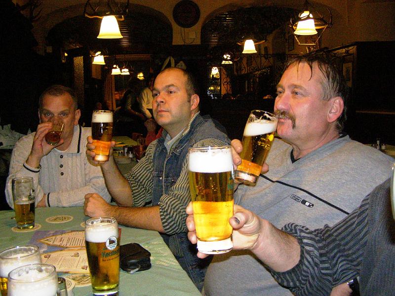 Regens_29.JPG - Kneitinger-Szenen (1): "Vas pivo je velmi dobre!" - Frei übersetzt: "Mei, is enker Böia sauguat!"
