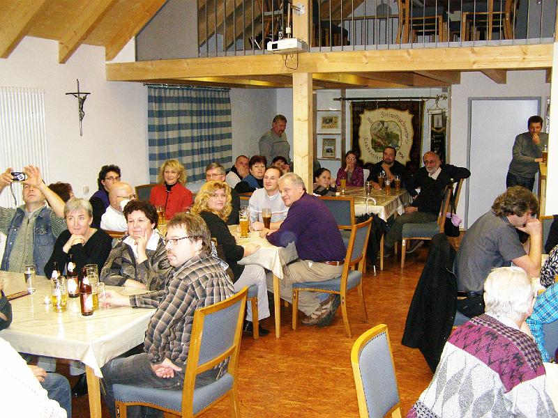Regens_31.JPG - Gemütlicher Ausklang im Dorftreff Albersrieth mit Essen und Musik.