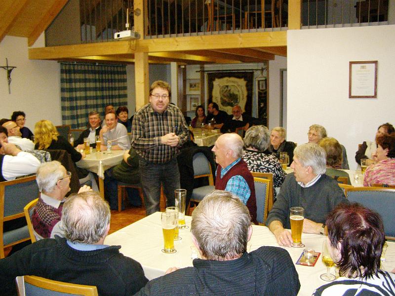 Regens_32.JPG - Uli Völkl hat mit seinen Anekdoten (in tschechischer Sprache!) die Lacher auf seiner Seite.