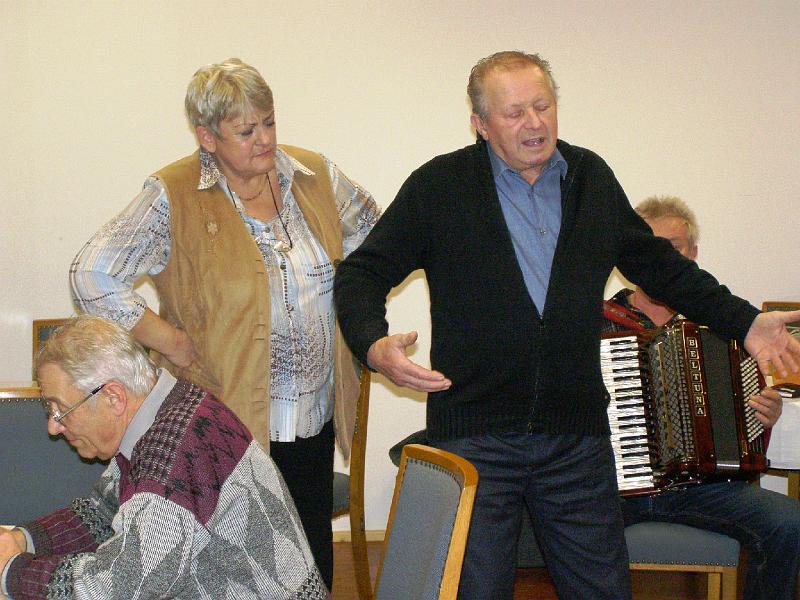 Regens_33.JPG - Ein Freund aus Hostau hat ebenfalls einige Witze auf Lager, Janka Gollwitzer hat als Dolmetscherin viel zu tun.