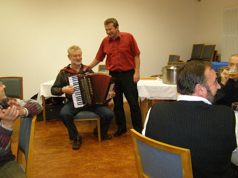 Regens_34.JPG - Bürgermeister Miroslav Rauch freut sich über die Musik vom Hille-Fredl.