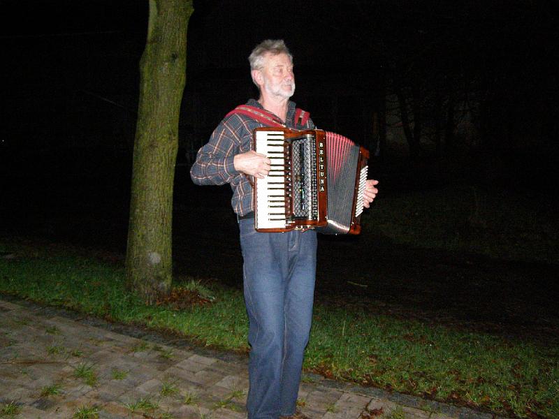 Regens_38.JPG - Wehmütig spielt der Fredl zum Abschied auf seiner Harmonie: "Muss i denn, muss i denn zum Städtele hinaus..."