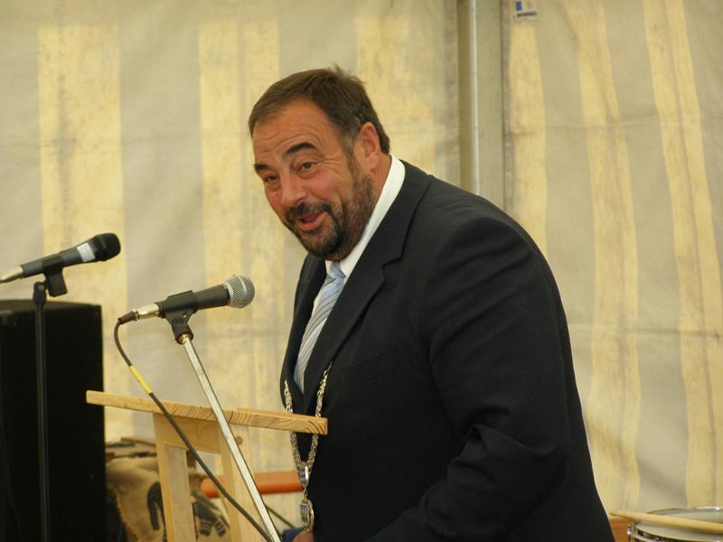 10_Jahre_Reha_05.JPG - Der Waldthurner Bürgermeister Josef Beimler gratulierte zum 10-jährigen Jubiläum.