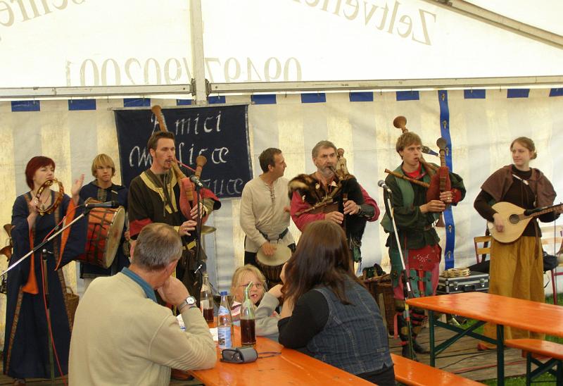 10_Jahre_Reha_08.JPG - Die Gruppe "Amici Musicae Antiquae" mit mittelalterlichen Gewand und Gesang.