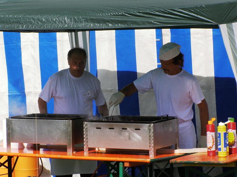 10_Jahre_Reha_13.JPG - Ziwschendurch ein kleine Brotzeit am Grillstand.