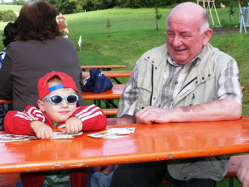 10_Jahre_Reha_18.JPG - Wenn der Opa mit dem Enkel Schafkopf spielt, verliert meist .... der Opa!
