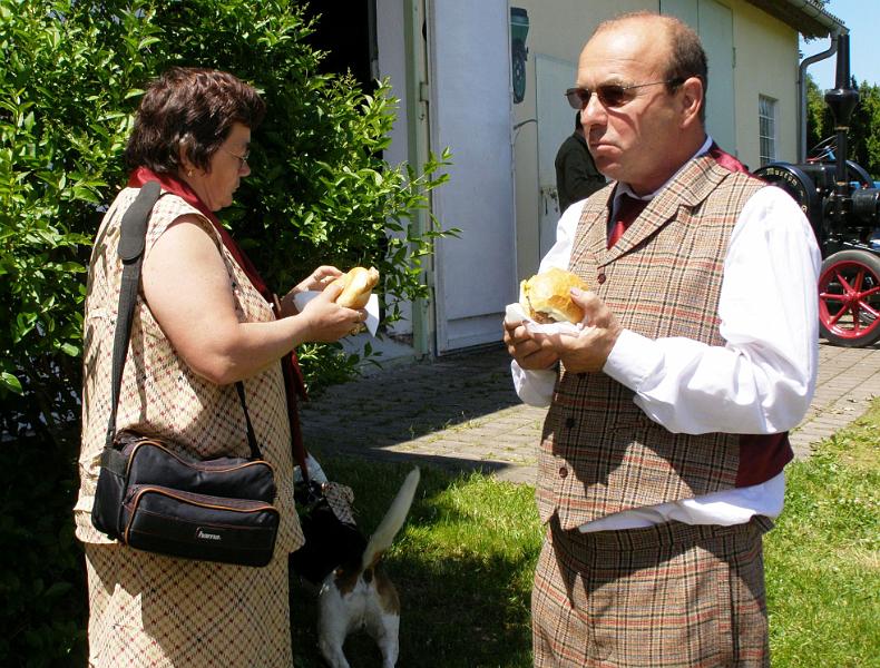 Old_13.JPG - Passende Kleidung zum historischem Gefährt.