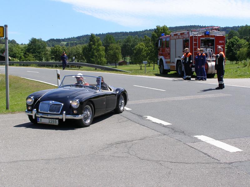 Old_2.JPG - Am Badeweiher müssen die Fahrer nach Woppenrieth abzweigen, die Waldthurner Wehr regelt den Verkehr.