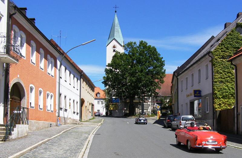 Old_26.JPG - Die Autos passieren den Waldthurner Marktplatz.