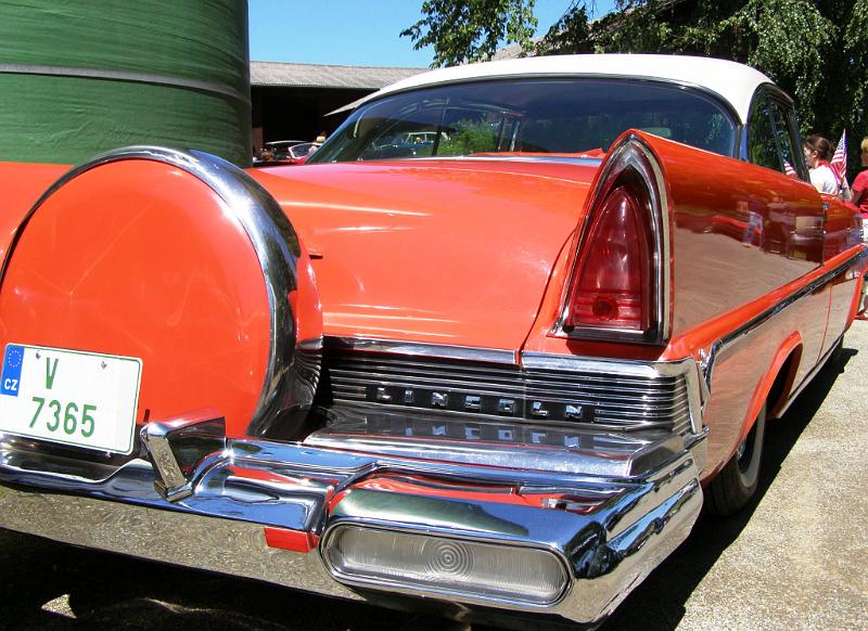 Old_29.JPG - Ein Traum in Rot: ein gigantischer Lincoln aus den USA.