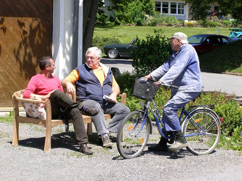 Old_4.JPG - Schaulustige in Woppenrieth fachsimpeln über die historischen Fahrzeuge.