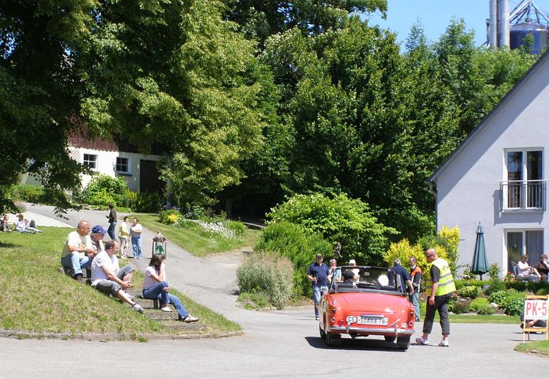 Old_5.JPG - Die Auffahrt zum Fullert-Hof in Woppenrrieth führt zu einer Verschnaufpause für Fahrzeug und Lenker.
