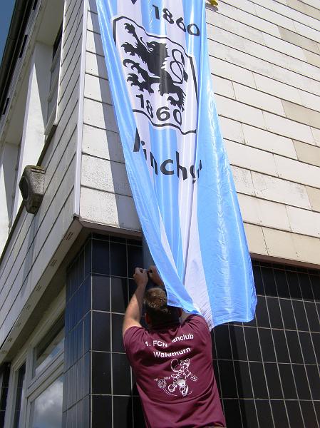 Schul_01.JPG - Ungewöhnliche Szene bei der Vorbereitung für den Aktionstag: ein Fan des 1. FC Nürnberg hilft den Münchner Löwen....