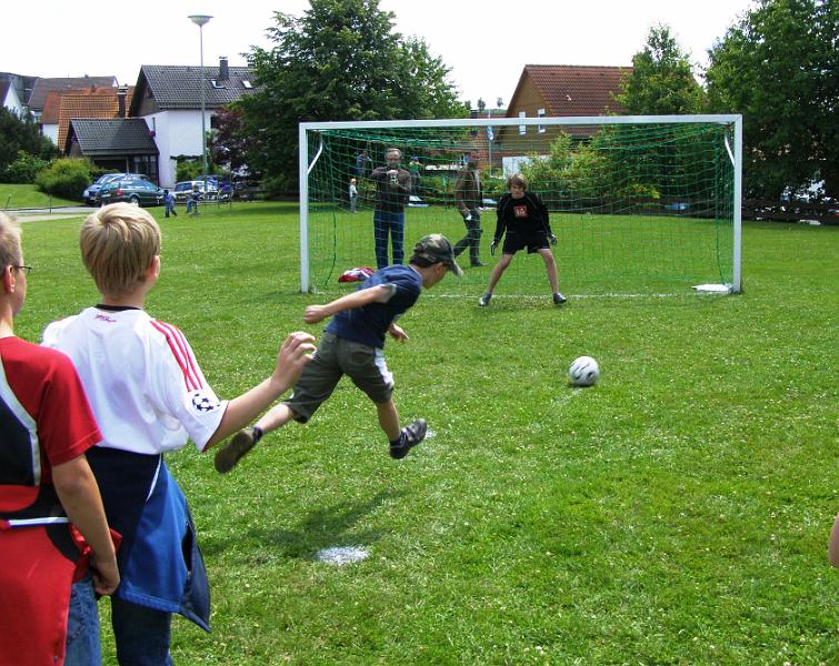 Schul_05.JPG - Mächtig ins Zeug legten sich die Kinder beim Schuss auf das von Michael Schön (FSV Waldthurn) gehütete Tor.