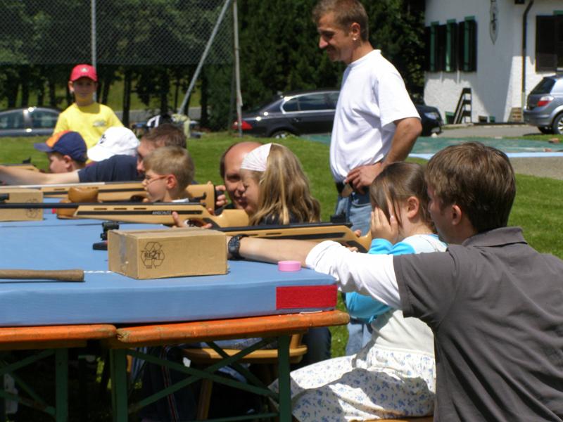 Schul_07.JPG - Lasergewehre liegen im Anschlag, wer trifft ins Zentrum der elektronischen Scheibe?