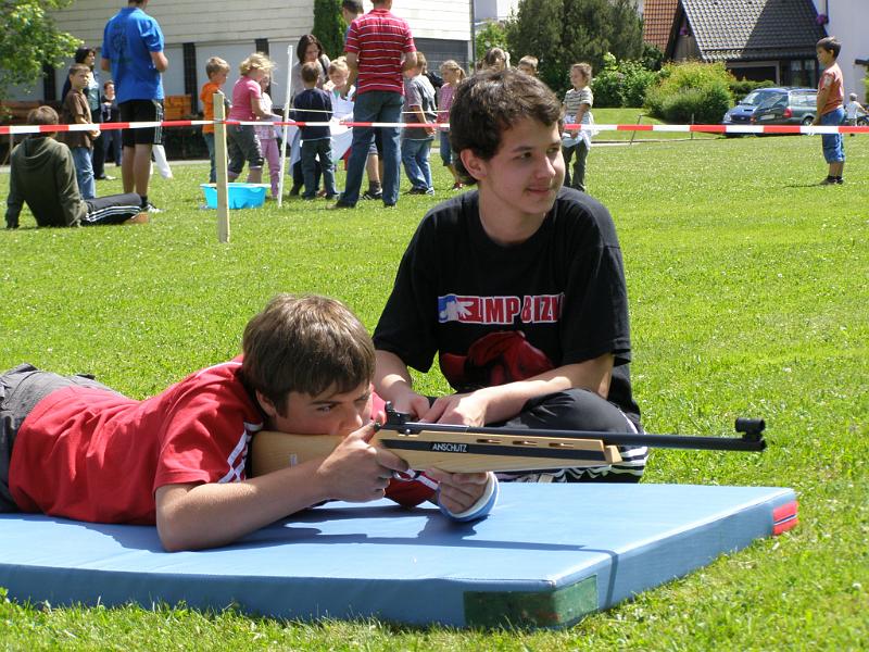 Schul_08.JPG - Ziel ins Visier nehmen und abdrücken - Max Stark und Fabian Albrecht nehmen die Sache ernst.