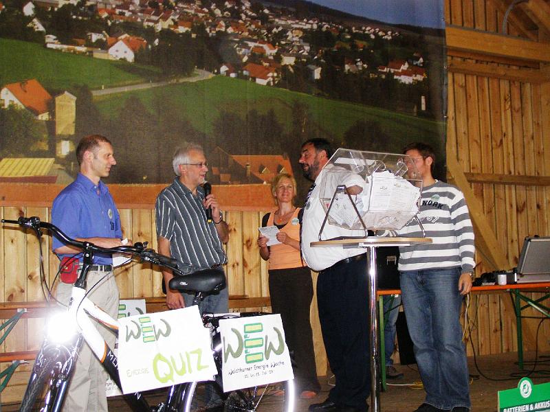 Sa_04.JPG - Zum Abschluss zog Bürgermeister Josef Beimler die Hauptpreise, zwei tolle Mountain-Bikes.