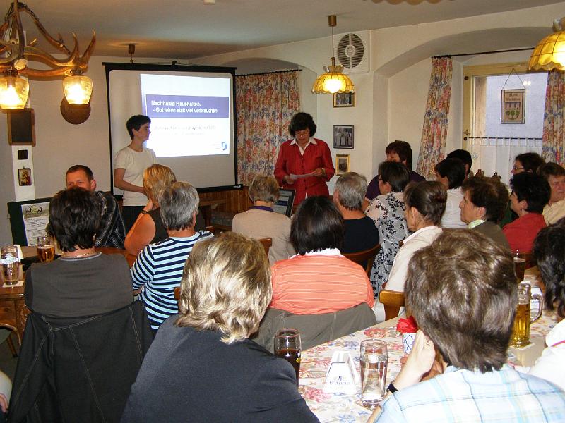 WEW_07.JPG - Die Vorsitzende des Katholischen Frauenbundes Angela Bodensteiner (rechts) bergüßt die Gäste im voll besetzten Gasthaus Kühnhauser zum ersten Vortrag.