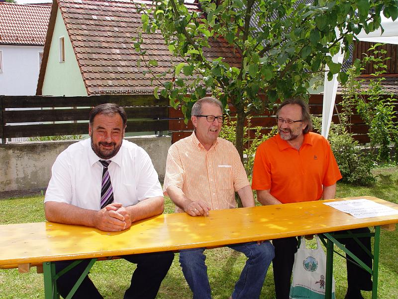 WEW_Mi_01.JPG - Bürgermeister Josef Beimler, PGR-Mitglied Günther Bergmann und Autor Josef Forster (von links) freuten sich über den Zuspruch bei der Autorenlesung in der Pfarr- und Gemeindebücherei.