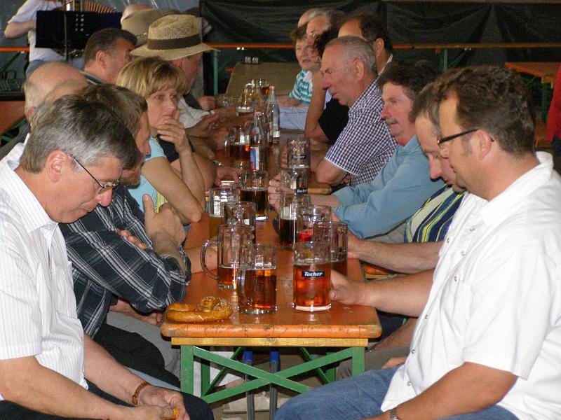 Country_2010_02.JPG - Frühschoppengäste ließen es sich gut gehen.