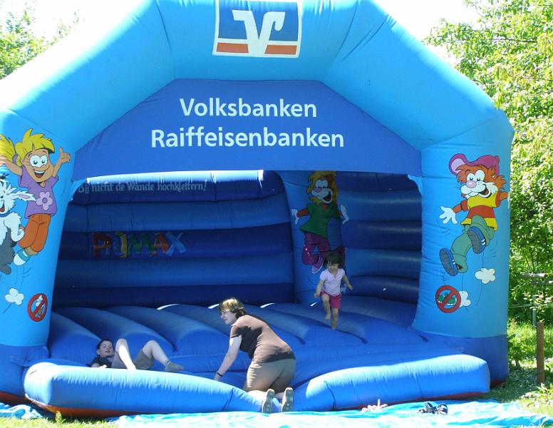 Country_2010_04.JPG - Ihren Spaß hatten die Kinder in der großen Hüpfburg.