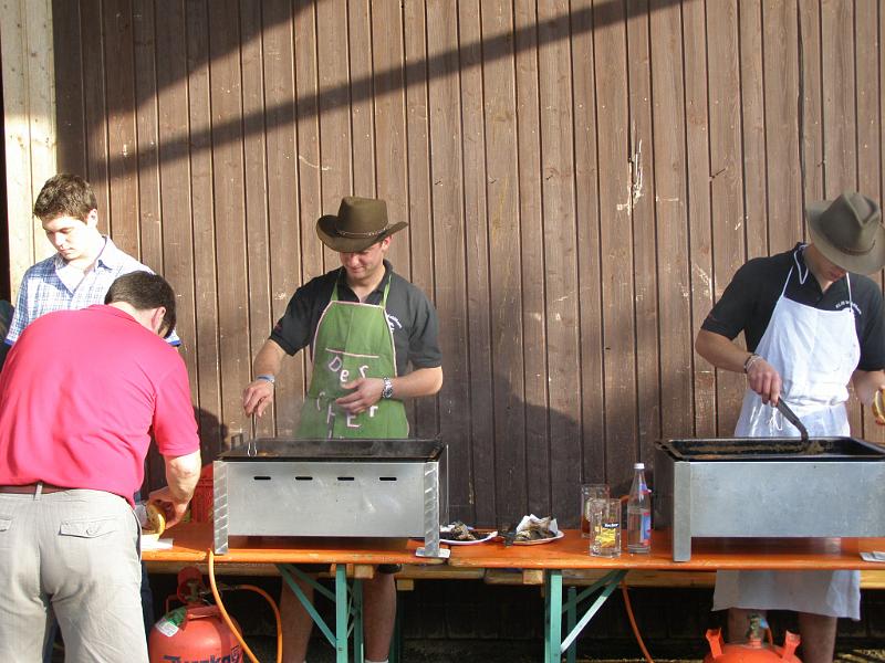 Country_2010_12.JPG - Cowboys der Jungen Union sorgten für frische Grillschmankerl.