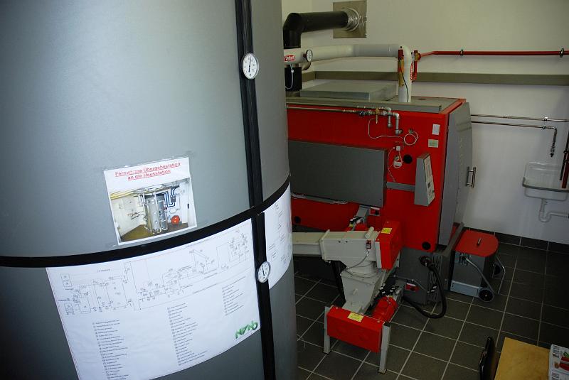 Nano_Einw_01.JPG - Das Herz des Systems: der 150-KW-Heizkessel und der 5000-Liter-Puffer im neuen Heizhaus.