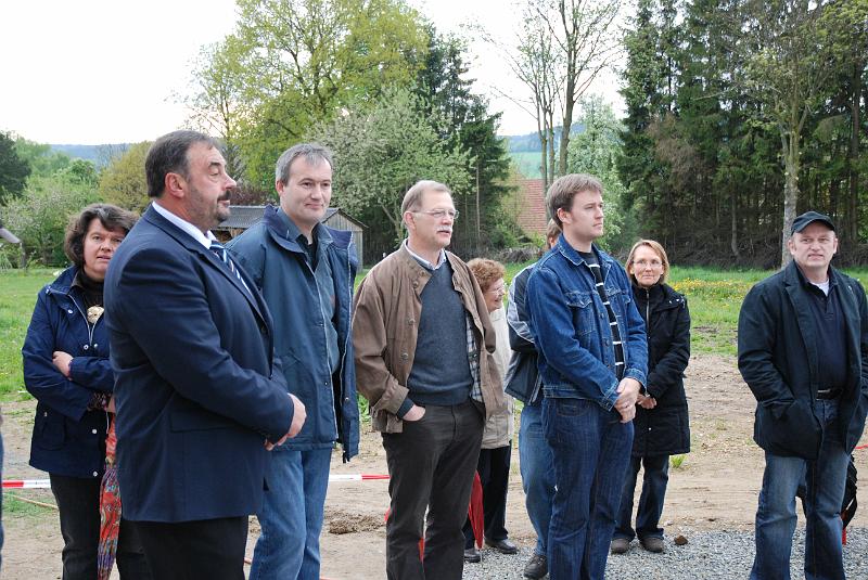 Nano_Einw_04.JPG - Von links: Bürgermeister Josef Beimler, Anton Stiegler von der Firma Hargassner, Anton Menner (verantwortlich für das Nahwärmenetz) und Andreas Bodensteiner (Planer und Projektleiter).