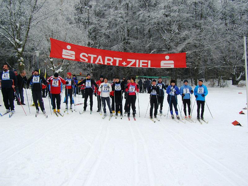 Langl_11.JPG - Die Läufer der sechs Staffeln haben Auftstellung genommen.