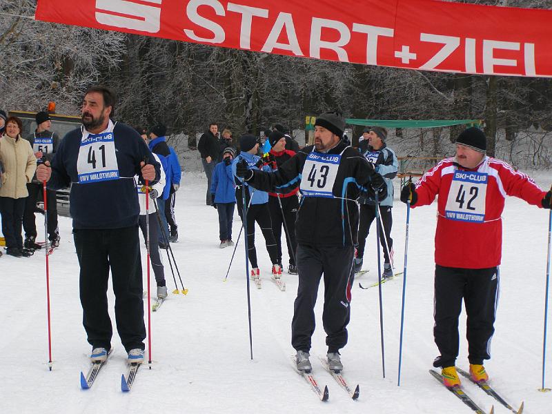 Langl_12.JPG - Zuvor laufen aber die drei Bürgermeister Josef Beimler, Roman Bauer und Hans-Peter Reil (von links) außer Konkurenz eine Runde. Ob die das schaffen?