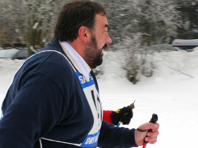 Langl_18.JPG - Völlig außer Puste: Bürgermeister Josef Beimler auf dem Weg zum Schießstand.