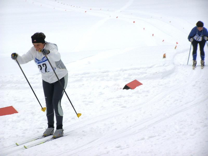 Langl_22.JPG - Spannendes Finish zwischen den Schwägerinnen Maria Golla (links) und Monika Bauer.