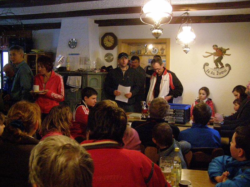 Langl_25.JPG - In der mollig geheizten Skihütte wurden die Teilnehmer geehrt.