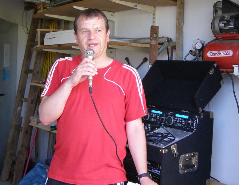 MM_2011_01.JPG - Peter Sollfrank begrüßt Gäste und Spieler von 6 Mannschaften zur Marktmeisterschaft 2011.