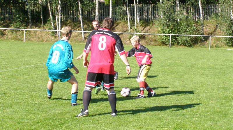 MM_2011_03.JPG - Lukas Müller spaziert elegant durch die gegnerischen Reihen.