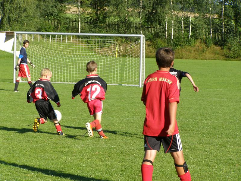 MM_2011_11.JPG - Gleich wird's gefährlich für Sebastian Striegl im Tor, die jungen Wilden greifen an.