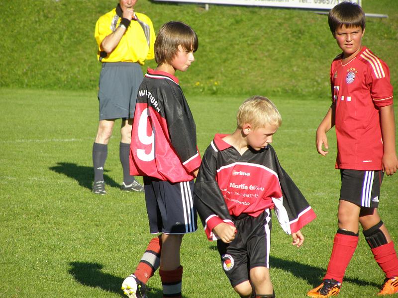 MM_2011_13.JPG - Bastian Bäumler (links) und Alessandro Götz warten auf die lederne Kugel, Johannes (oder Sebastian?) Stark passt auf.