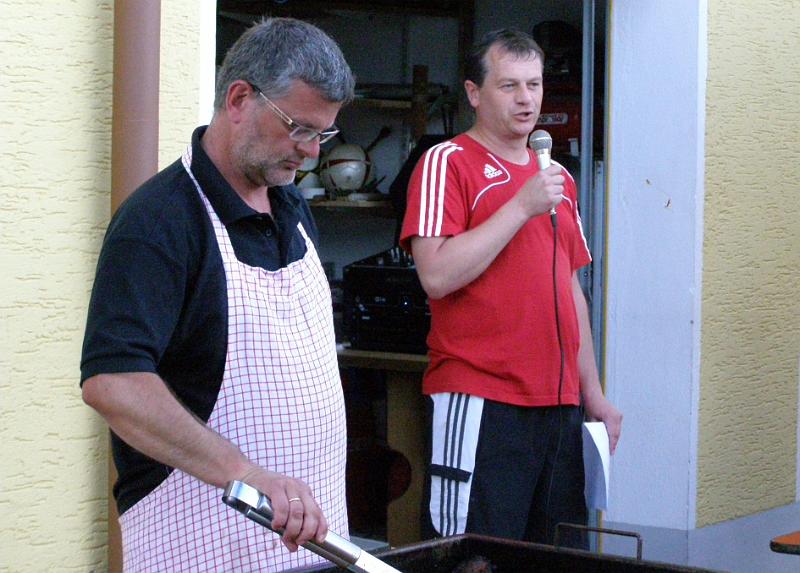 MM_2011_19.JPG - Die Siegerehrung beginnt, während Rainer Stark geduldig Grillschmankerl zubereitet.